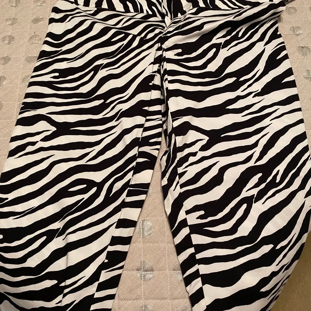 INC International Concepts Black and White Zebra Print Capris - Picture 4 of 4